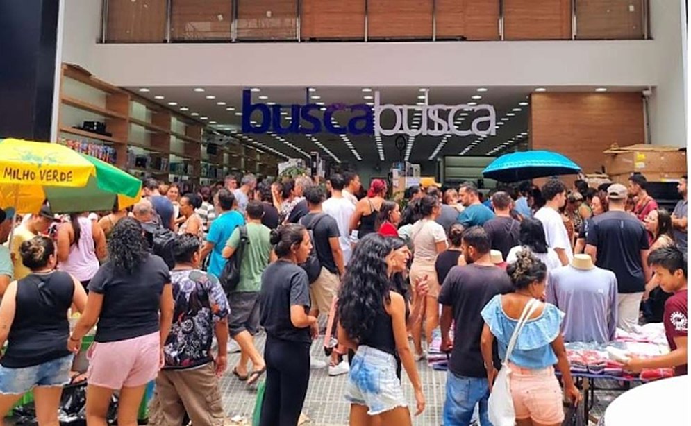 Multidão na porta de uma loja Busca Busca