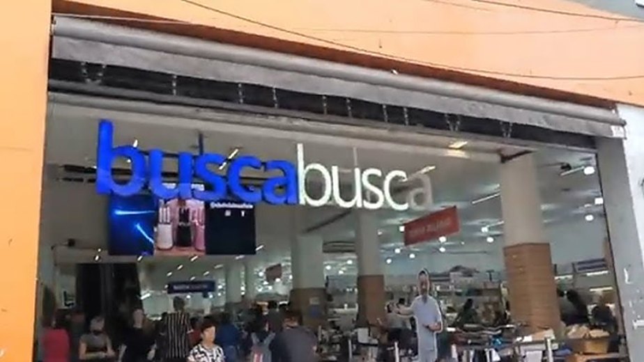 Vitrine e salão da loja Busca Busca de Santo Amaro